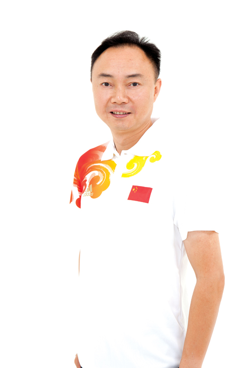 總教練 - 龐勇 龐勇教練從六歲開始接觸乒乓球，在乒乓球體校接受訓練，獲獎無數。1979年入選為中國四川省乒乓球隊成員，1984年獲 "全國乒乓球錦標賽” 男子團體冠軍，同年入選為中國國家乒乓球男子隊成員，為中國乒乓球運動作出貢獻。 龐教練教學經驗豐富，曾任中國四川省乒乓球隊教練，兼任中國國家乒乓球苗子集訓隊教練員。龐教練在執教中國四川省乒乓球隊期間，培養出中國國家乒乓球女子隊成員-- 李茜，代表中國乒乓球隊參加 “世界乒乓球青少年錦標賽”，獲得女單、女雙以及女團三項冠軍。 龐教練亦曾經執教新加坡、伊拉克及突尼斯等國家乒乓球代表隊，並獲得佳績及表揚。曾經帶領新加坡國家青年代表隊參加 ”東南亞青少年乒乓球錦標賽”，獲得男子單打冠、亞軍，男子雙打冠、亞軍及男子團體第三名。 資歷: 前中國國家乒乓球苗子集訓隊教練 前新加坡國家乒乓球青年隊教練 前突尼斯國家乒乓球隊教練 前中國國家乒乓球隊成員 主要彪炳往績: 中國《全國乒乓球錦標賽》男子團體 冠軍 中國四川省體育局優秀表揚榮譽 新加坡國家體育部年度最佳教練員獎 突尼斯國家體育部優秀外籍教練員獎 台灣澎湖體育理事會年度最佳教練員