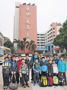 　　這群為數達17人的中國香港乒乓球學校學員，由幼稚園高班至中學三年級不等，一同來到中山市體育運動學校，與年齡相若的學員一同切磋球技。中山市體育學校的學生，全都是從「鎮」級比賽中挑選出來的精英，有些更是曾到「省」級體育學校接受訓練後回流的學員，所以他們雖然只得十餘歲，但打起球來卻氣勢如虹，或「拉」或「搓」，落點少有失誤，而且節奏具變化，看得這群在香港各公開比賽場上成績不俗的香港學員咋舌。

　　為期四天的訓練，由內地教練帶領校內約40名隊員與香港學員切磋。內地球員先帶領作熱身運動，然後大姐姐大哥哥充當小教練，以圓形大盆盛滿了乒乓球，快速「派球」給香港學員，直至派完所有球為止，考驗學員的速度和應變。遇到這種密集而有勁的練習，學員感到既刺激又疲倦，都伸伸舌頭示累...

>> 原文按此